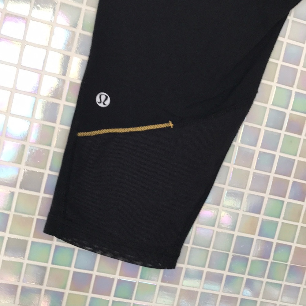 Lululemon Black Run Crops Mesh detailing Size 8 EUC